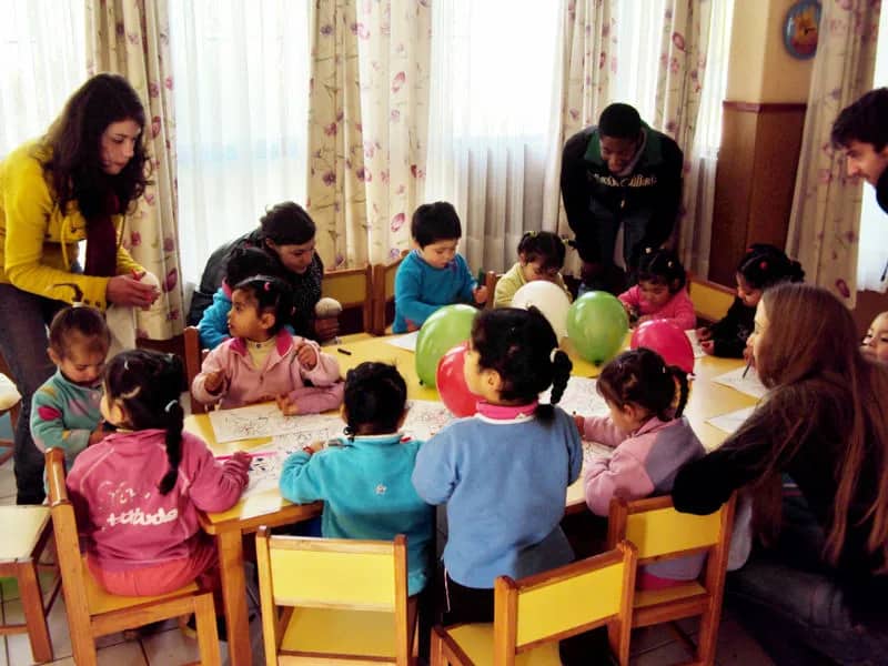 Freiwillige betreuen Kinder - Chile