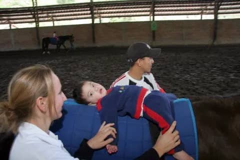 Freiwillige in Chile hilft bei Reittherapie