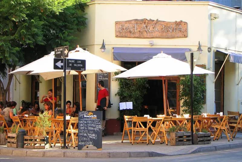 Straßencafe in Santiago de Chile - Freiwilligenarbeit