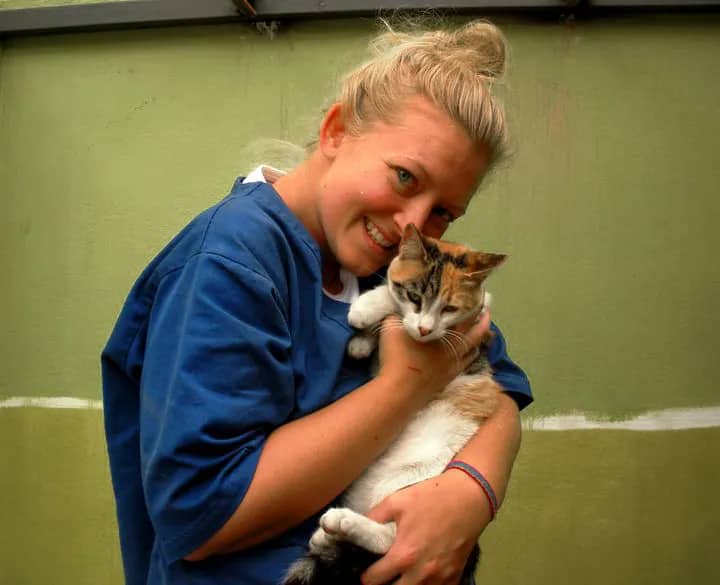 Freiwillige mit Katze, Chile