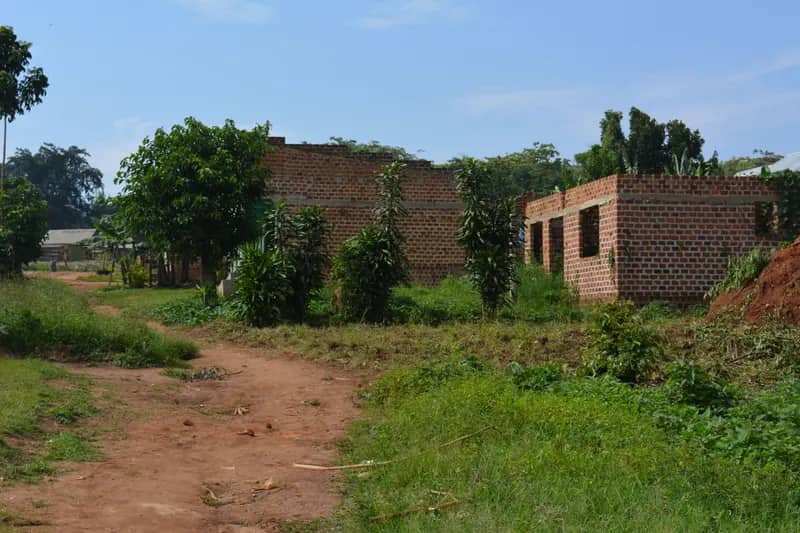 Bauarbeiten an einem Haus in Kajjansi, Uganda - Freiwilligenarbeit