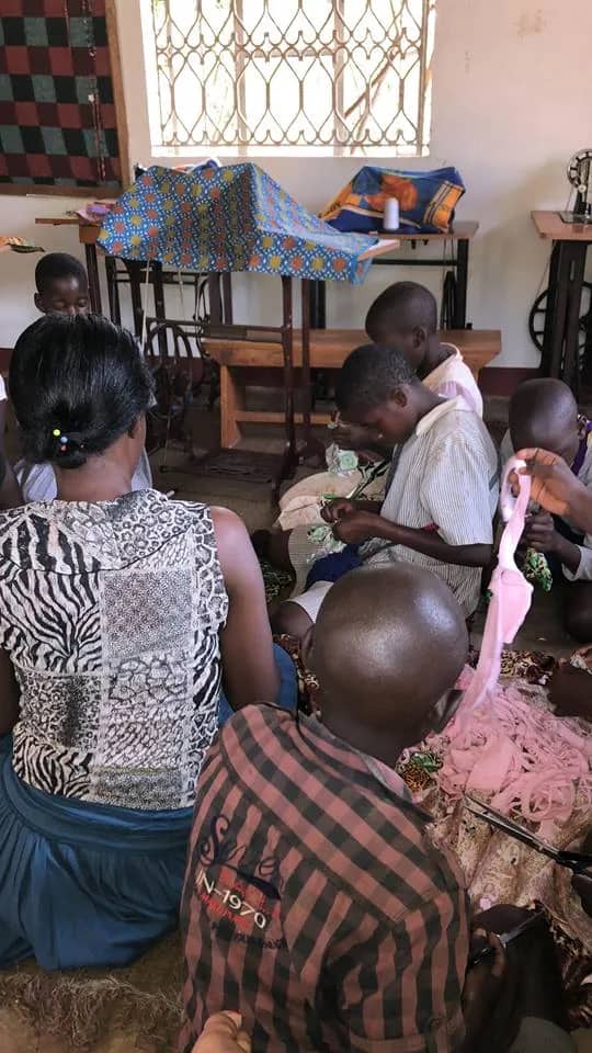 Kinder lernen nähen in Kajjansi, Uganda - Freiwilligenarbeit