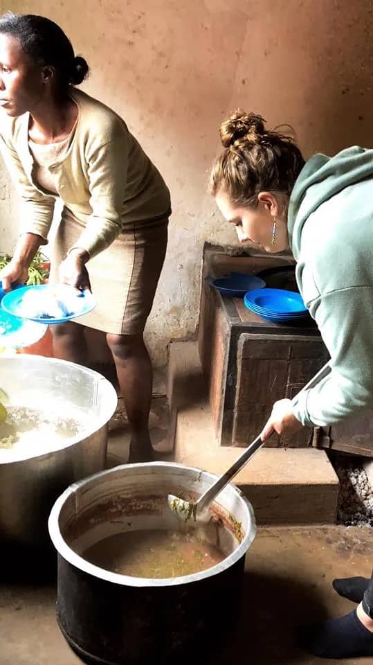 Freiwillige helfen bei der Essenszubereitung Kindergartenprojekt in Kajjansi, Uganda