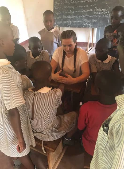 Freiwillige mit Kindern im Kindergartenprojekt in Kajjansi, Uganda