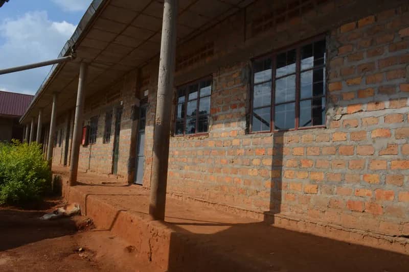 Bauarbeiten an einer Schule in Kajjansi, Uganda - Freiwilligenarbeit
