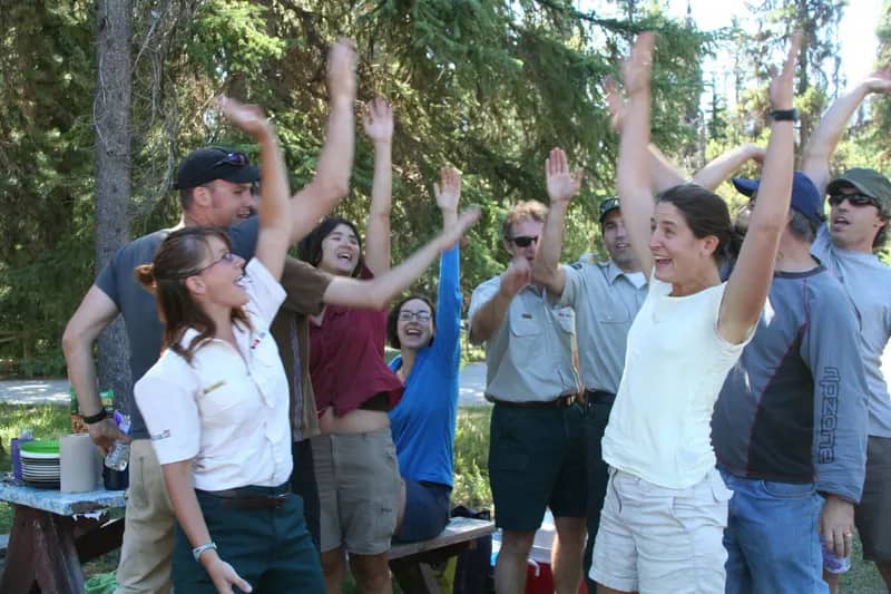 Freiwilligengruppe bei der Entfernung invasiver Pflanzen im Banff-Nationalpark, Kanada