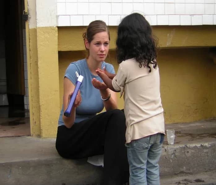 Freiwillige mit Kind, Ecuador