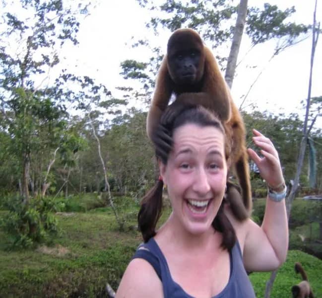 Freiwillige mit Äffchen, Ecuador