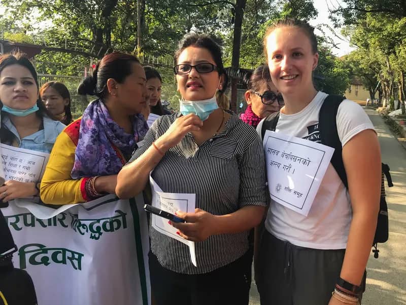 Freiwillige unterrichtet Frauen in Kathmandu
