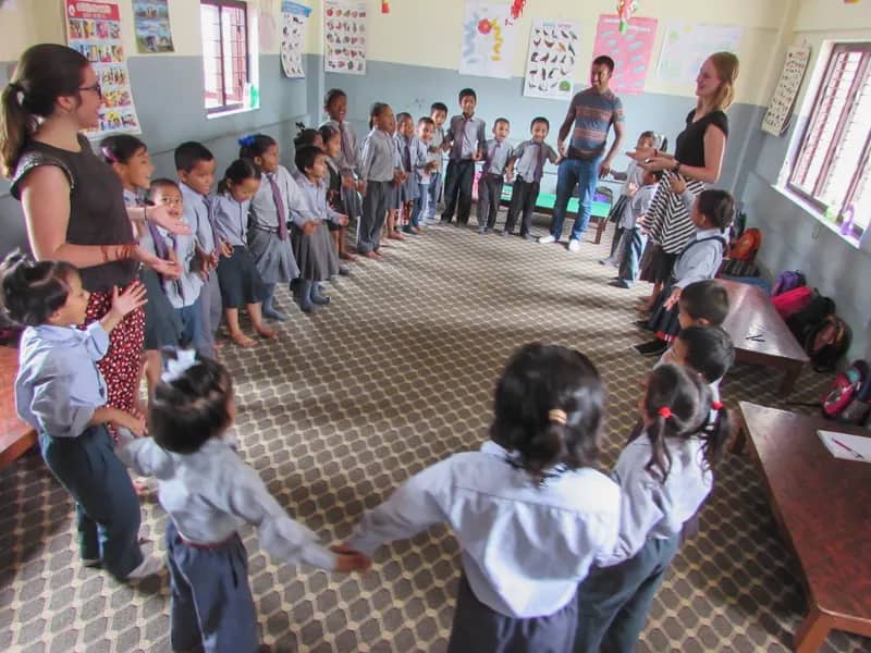 Kindergartenkinder in Nepal beim Basteln und Spielen