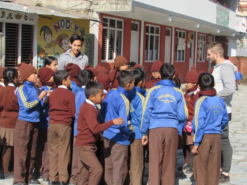 Schulprojekt Nepal – Freiwillige beim Unterrichten in Kathmandu