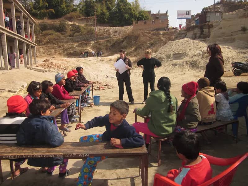 Freiwillige mit Schülern einer Schule in Nepal