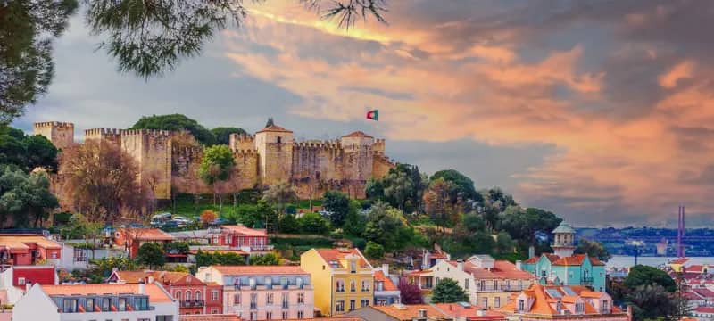Lissabon mit Castelo de São Jorge – Freiwilligenarbeit in Portugal