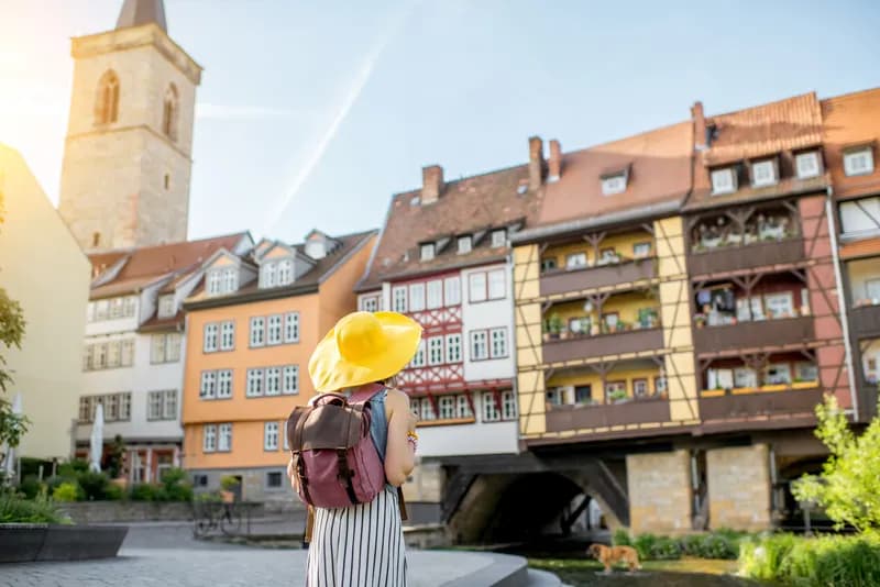 Junge Reisende vor einer Stadtkulisse