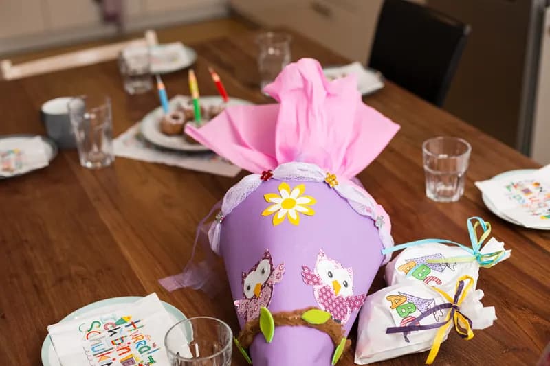 Familie an einem festlich gedeckten Tisch