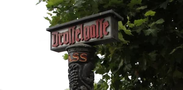 Au-Pair aus dem Ausland besucht mit Gastfamilie die Drosselgasse