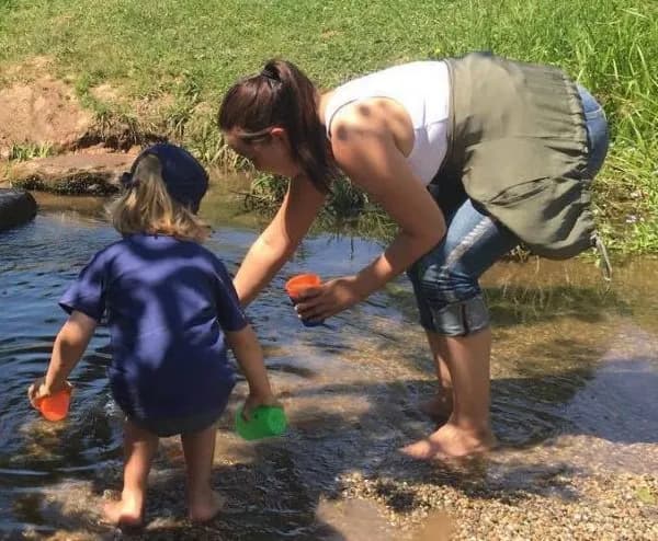 Au-Pair in Deutschland spielt mit Gastkind - Erfahrungsbericht