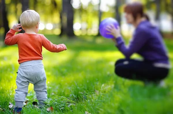 Au-Pair spielt Ball mit Gastkind - Erfahrungsbericht Gastfamilie