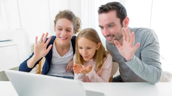 Gastfamilie spricht per Skype mit einem Au-Pair
