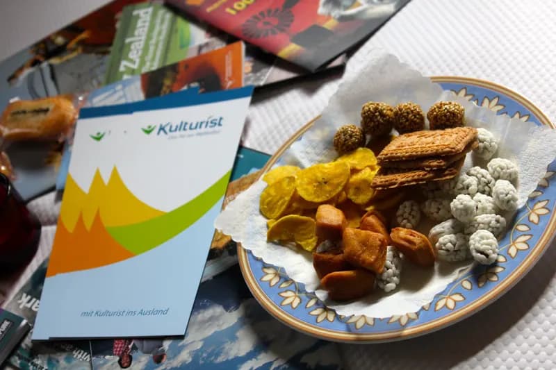 Kulturist-Broschüren mit ausländischen Snacks