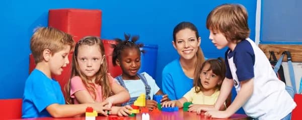 Au-Pair in Deutschland spielt mit Kindern der Gastfamilie