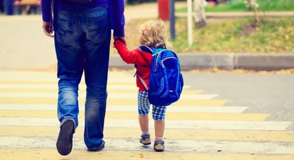 Au-Pair in Deutschland läuft mit Kind