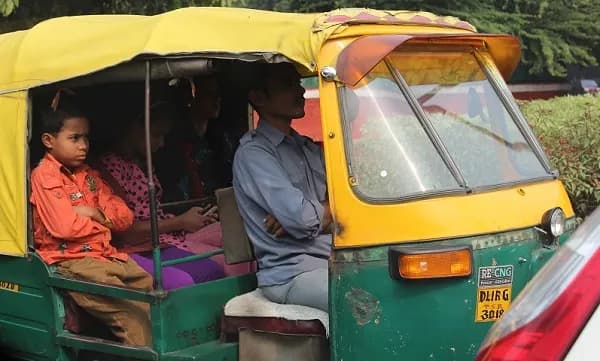 Tuk-tuk Neu-Delhi, Freiwilligenarbeit
