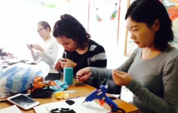 Vorbereitungskurs für Au-Pairs aus der Mongolei - basteln