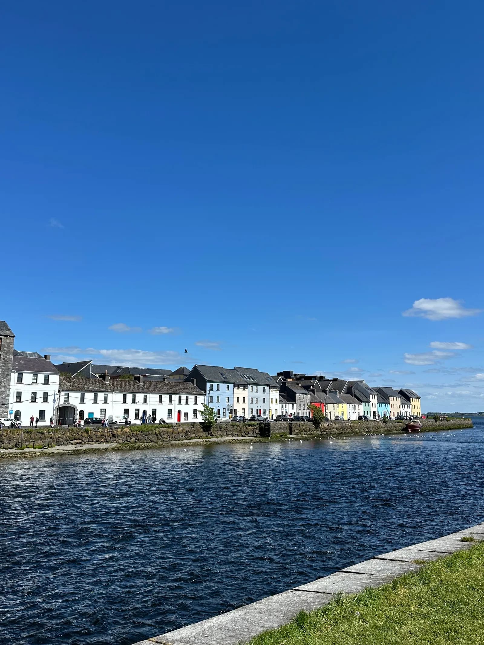 Bunte Häuserzeile am Wasser in Galway