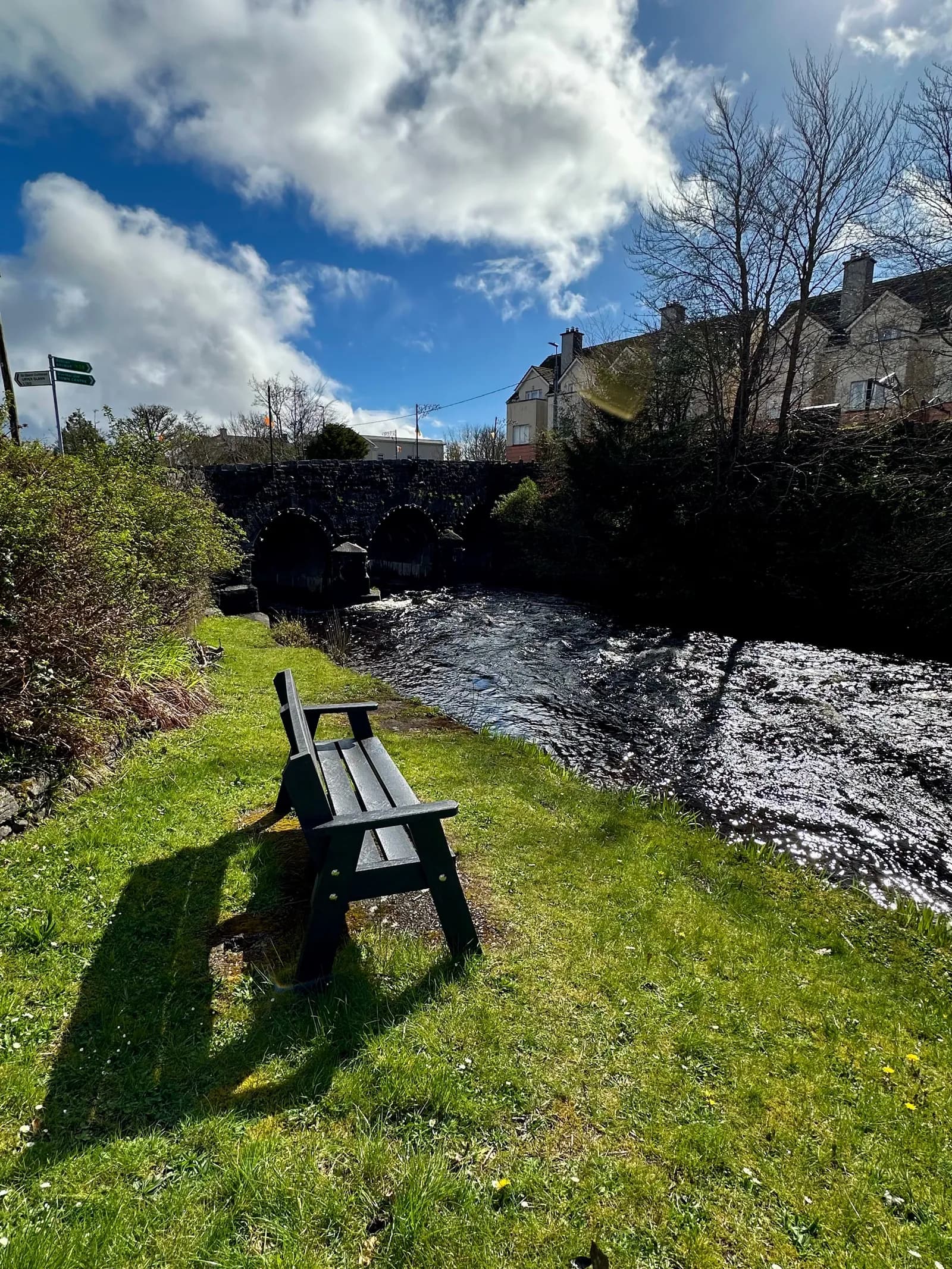 Steinbrücke über den Fluss in Oughterard, Irland