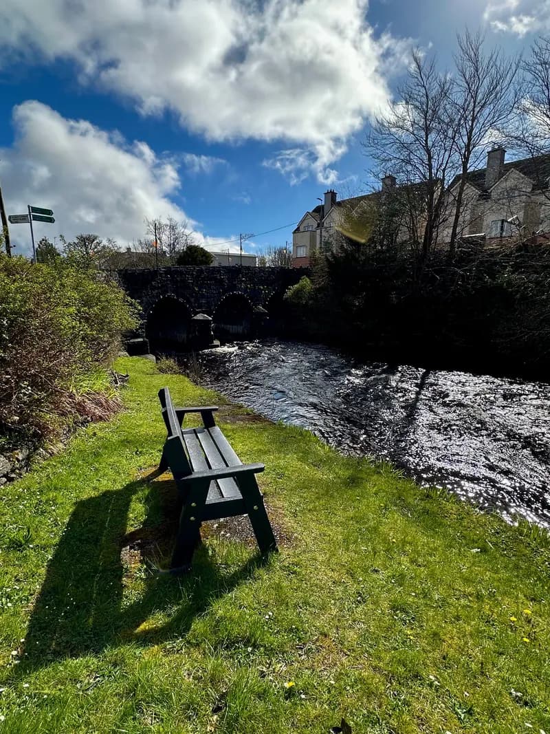 Steinbrücke über den Fluss in Oughterard, Irland