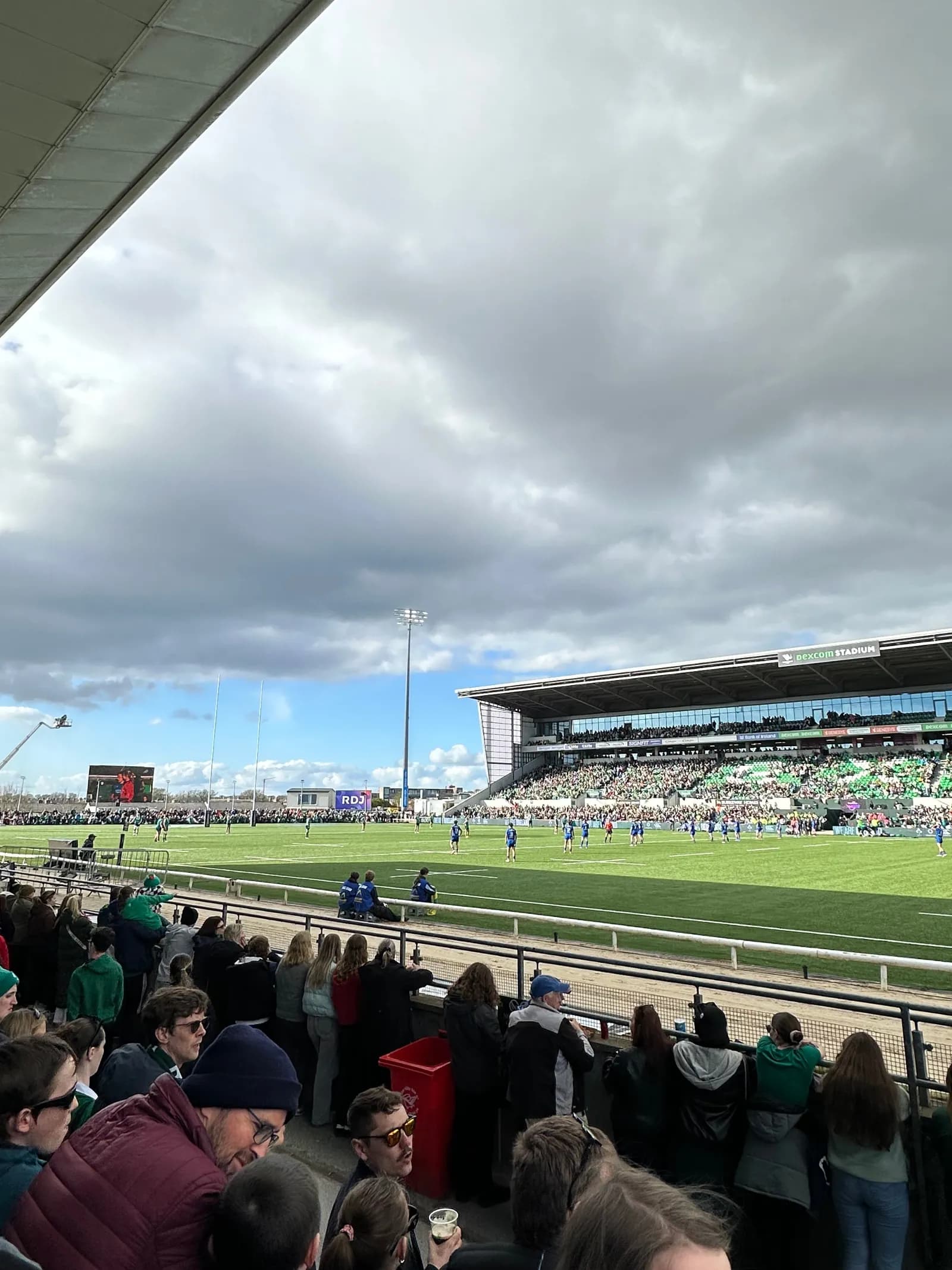 Blick auf das Spielfeld bei Adriennes erstem Rugbyspiel in Irland