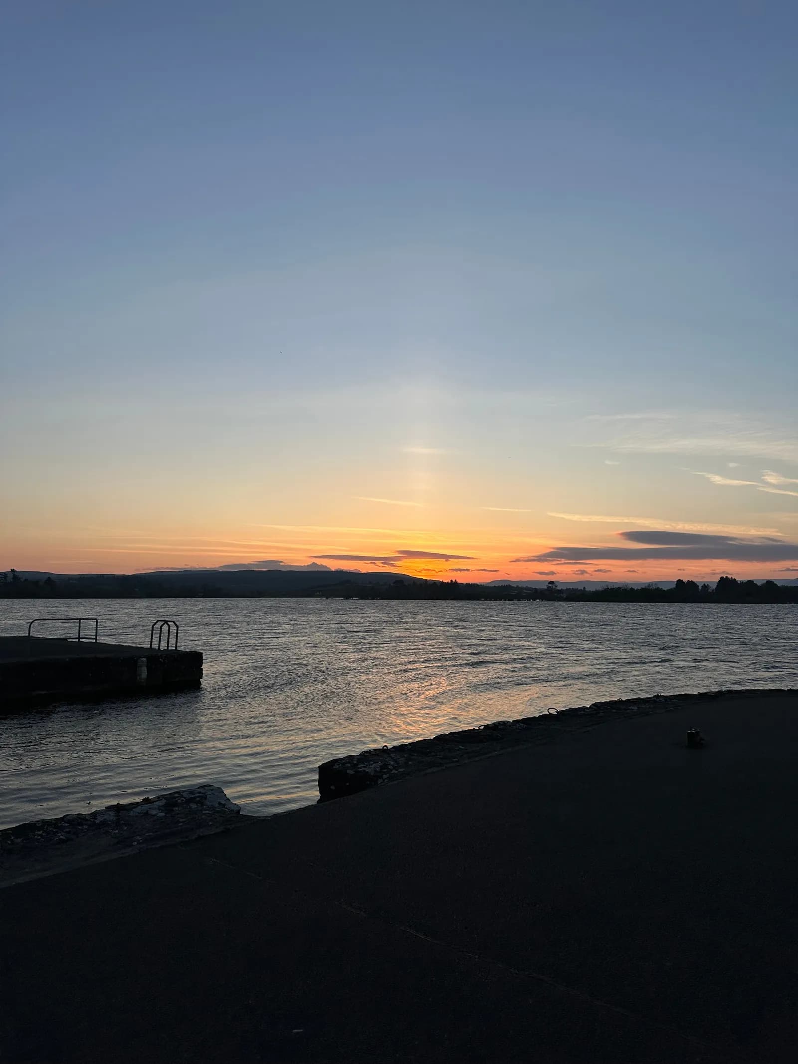 Sonnenuntergang über dem Wasser in Irland