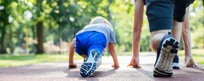 Au-Pair-Junge startet ein Wettrennen mit Gastkind