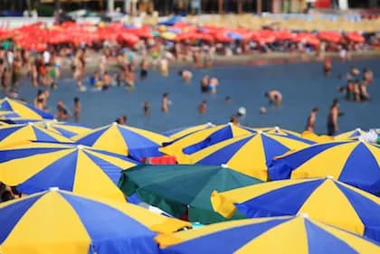 Freiwilligenarbeit - überfüllter Strand
