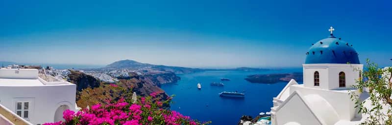 Santorini: Blick über die Caldera mit blauer Kuppelkirche