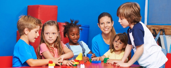 Ein Au-Pair spielt mit Kindern