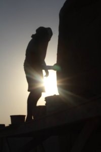 Freiwillige in der Negev Wüste in Israel bei der Arbeit