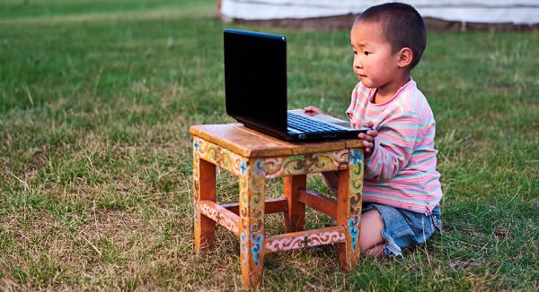 Ein Kind mit Laptop